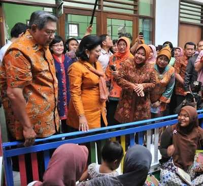 Risma Sambut Presiden SBY di Puskesmas Pucang Sewu