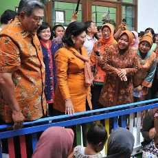 Risma Sambut Presiden SBY di Puskesmas Pucang Sewu