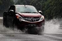 Tampilan Mazda BT-50 Pro terlihat mengguratkan otot yang menonjol namun tetap enak dipandang serta terlihat lebih macho dari pesaingnya.