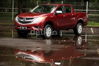 Kaca depannya yang besar juga cukup membuat pengemudi dan penumpang jadi lebih mudah untuk melihat ke depan. Visibilitasnya cukup baik dan tidak banyak blind spot di mobil ini.