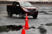 Mazda BT-50 Pro dibekali dengan ban berukuran besar untuk memantapkan perjalanan baik di jalanan off-road ataupun on-road.