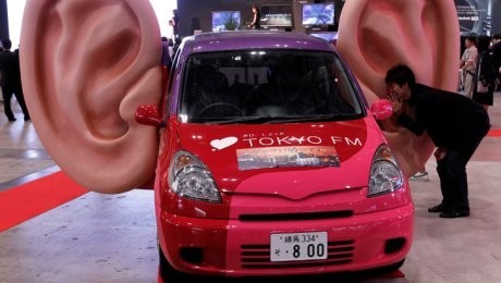 Bersihkan Kuping Saat Berkendara, Seorang Pria Ditilang