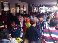Loket pembelian tiket Kebun binatang Surabaya disesaki pengunjung.