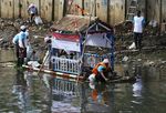 Warga dan TNI Bersihkan Ciliwung