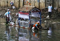 Warga dan TNI membersihkan kali ciliwung di kelurahan Jati Polo, Jakarta Barat, Minggu (5/1/2014).
