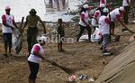 Warga dan TNI Bersihkan Ciliwung