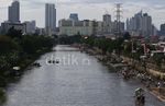Warga dan TNI Bersihkan Ciliwung
