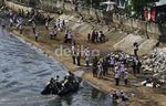 Warga dan TNI Bersihkan Ciliwung