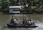 Warga dan TNI Bersihkan Ciliwung