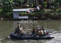 Terlihat para TNI ikut serta dalam aksi bersih-bersih sungai ciliwung ini.     