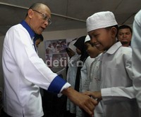 Pramono Edhie, tengah menyalami anak yatim, saat peresmian posko Barisan Muda Nusantara untuk Pramono Edhie Wibowo.