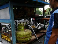 Kebijakan itu dikhawatirkan akan berdampak signifikan kepada naiknya harga kebutuhan pokok.     