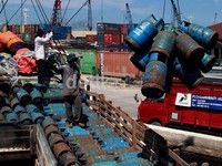 Presiden Susilo Bambang Yudhoyono meminta PT Pertamina meninjau ulang kebijakan kenaikan harga gas elpiji 12 kilogram.     
