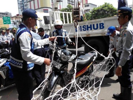 Parkir Liar di Tanah Abang, 5 Motor Dijaring Mirip Ikan Parkir Liar di Tanah Abang, 5 Motor Dijaring Mirip Ikan