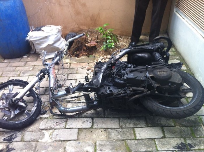 1 Motor Terbakar Saat Hendak Dicuri di Mampang, 2 Lainnya Dibawa Kabur