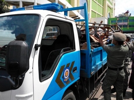 Satpol PP Razia Pedagang Liar di Blok B Tanah Abang