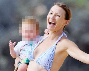 Rahasia Jane Seymour, Akris 62 Tahun yang Masih Seksi Berbikini