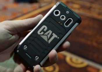 Karena masih feature phone, fiturnya pun sederhana saja. Layarnya 2,3 inch dan dibekali kamera 3 megapixel. (kredit foto: engadget)