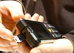 Cat B100, Ponsel Perkasa yang Tahan Segala Medan