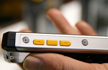 B100 adalah ponsel praktis dan tangguh, didesain untuk yang mengharapkan kehandalan, klaim Dave floyd, CEO Bullit Mobile selaku pembuatnya. (kredit foto: engadget)     