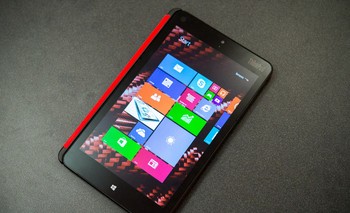 Tablet ThinkPad 8 memiliki layar sebesar 8 inch dan telah mengusung resolusi full HD (1920x1080 pixel). (kredit foto: theverge)