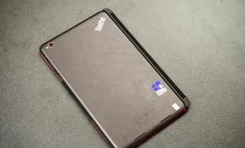 ThinkPad 8 sukses menonjolkan sisi elegannya dengan penggunaan material berbahan alumunium di seluruh bagian belakangnya. (kredit foto: theverge)