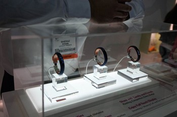 Vendor Korea Selatan ini menghadirkan gelang digital yang diberi nama Lifeband. Wearable device keluaran LG ini memang punya fungsi yang memungkinkan pengunanya dapat mengetahui hasil olahraga yang telah dilakukannya sepanjang hari.