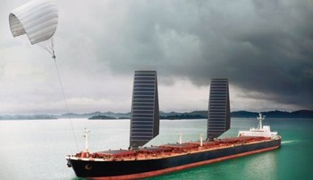 Sebuah kapal kargo bertenaga surya mengarungi lautan di tahun 2050. (kredit foto: the world we made)