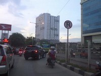 Sebuah mobil berputar balik walau ada rambu larangan berputar balik di dekat AUTO2000 Pluit, Jakarta. (Foto David).