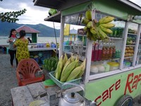 Di Talise, terdapat deretan penjual makanan yang menyuguhkan aneka menu. Mulai dari mie rebus, roti bakar, sampai pisang epe yang jadi menu andalan Pantai Talise (Sastri/detikTravel)