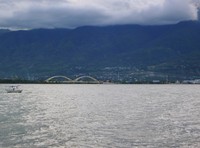 Di salah satu sisi pantai, traveler bisa naik kapal atau banana boat. Kalau hanya ingin menikmati suasana, tersedia saung-saung di belakang penjaja makanan yang langsung menghadap laut (Sastri/detikTravel)