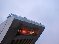 Dengan membayar HKD 30 (Rp 38.000) Anda bisa mengakses Sky Terrace 428 yang jadi puncak The Peak Tower. Puncak ini memungkinkan pengunjungnya untuk menikmati pemandangan dengan sudut pandang seluas 360 derajat (Shafa/detikTravel)