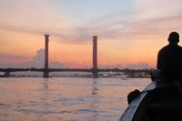 Jembatan Ampera berada di tengah-tengah kota Palembang. Jembatan ini menghubungkan daerah Seberang Ulu dan Seberang Ilir yang dipisahkan oleh Sungai Musi (Afif/detikTravel)