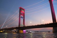 Biasanya pukul 17.30 WIB, Jembatan Ampera mulai bermandikan cahaya. Ketika itu juga, Plaza Benteng Kuto Besak justru makin ramai dikunjungi wisatawan. Mereka menanti pemandangan cantik dari Jembatan Ampera (Afif/detikTravel)