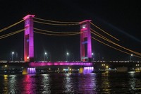 Waktu terbaik untuk melihat Jembatan Ampera memang malam hari. Ketika itulah, Jembatan Ampera bakal disinari cahaya lampu berwarna-warni. Cantik sekali! (Afif/detikTravel)