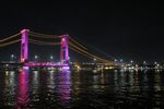 Jembatan Ampera saat Malam Hari, Cantik Banget!