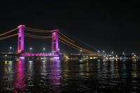Cahaya lampu menerangi tiang-tiang yang menjulang tinggi di atas Jembatan Ampera dan terlihat jelas berwarna kemerahan. Belum lagi, ada warna kuning yang terpancar dari tali atau mungkin kabel di atas jembatannya. Serta, ada lampu tembak yang makin menambah elok pemandangan Jembatan Ampera (Afif/detikTravel)