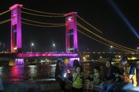 Anda bisa melihat dengan jelas Jembatan Ampera yang bermandikan cahaya dari Plaza Benteng Kuto Besak. Para wisatawan lainnya pun terlihat sibuk mengabadikan momen tersebut, bersantai di sana dan sekaligus berfoto narsis (Afif/detikTravel)