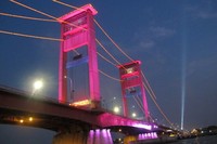 Anda tidak bakal dikenakan biaya apapun saat melihat Jembatan Ampera dari Plaza Benteng Kuto Besak. Anda hanya merogoh kocek untuk parkir kendaraan saja. Silakan memotret Jembatan Ampera yang cantik saat malam hari di sana (Afif/detikTravel)