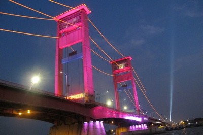 Jembatan Ampera saat Malam Hari, Cantik Banget!