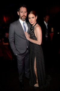 Tak sendiri, di acara tersebut Amy Adams juga ditemani tunangannya Darren Le Gallo. Michael Buckner/Getty Images for PSIFF/AFP.