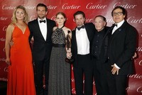 Amy Adams dan para bintang dari film 'American Hustle' memamerkan Ensemble Performance Award di depan kamera. REUTERS/Fred Prouser.