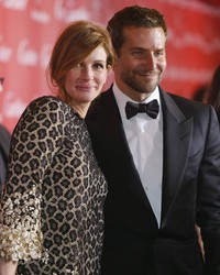 Bersama aktor Bradley Cooper, Julia terlihat berfoto bersama. REUTERS/Fred Prouser.