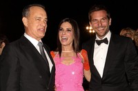 Sandra Bullock juga mengajak aktor Tom Hanks dan Bradley Cooper untuk berfoto bersama. REUTERS/Fred Prouser.