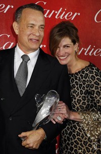 Ia juga sempat berfoto bersama aktor Tom Hanks. REUTERS/Fred Prouser.