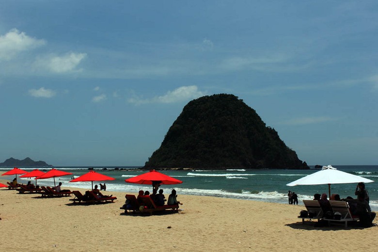 Pantai Pulau Merah Primadona Wisata Baru Di Banyuwangi Pantai Pulau Merah Primadona Wisata Baru Di Banyuwangi