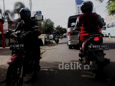 Aksi Bikers Nekat Lawan Arah