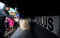 Kepala terminal Lebakbulus Adjmain memastikan penutupan area bus antar kota antar provinsi (AKAP) dilakukan Selasa 7 Januari mulai dinihari.     