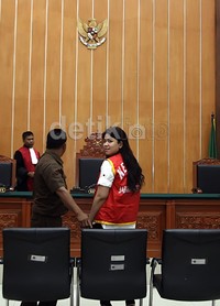 Mantan kekasih terpidana mati kasus narkoba Freddy Budiman, Vanny Rosyane menjalani sidang perdananya di Pengadilan Negeri Jakarta Barat, Senin (06/01/2013).