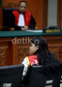 Mendengar dakwaan dari Jaksa Penuntut Umum Vanny diam saja.     